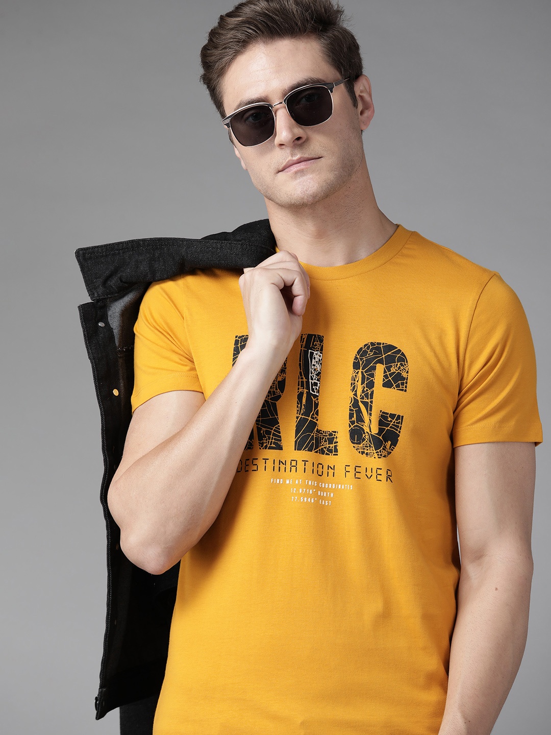 

The Roadster Lifestyle Co Men Mustard Yellow & Black Pure Cotton Printed T-shirt
