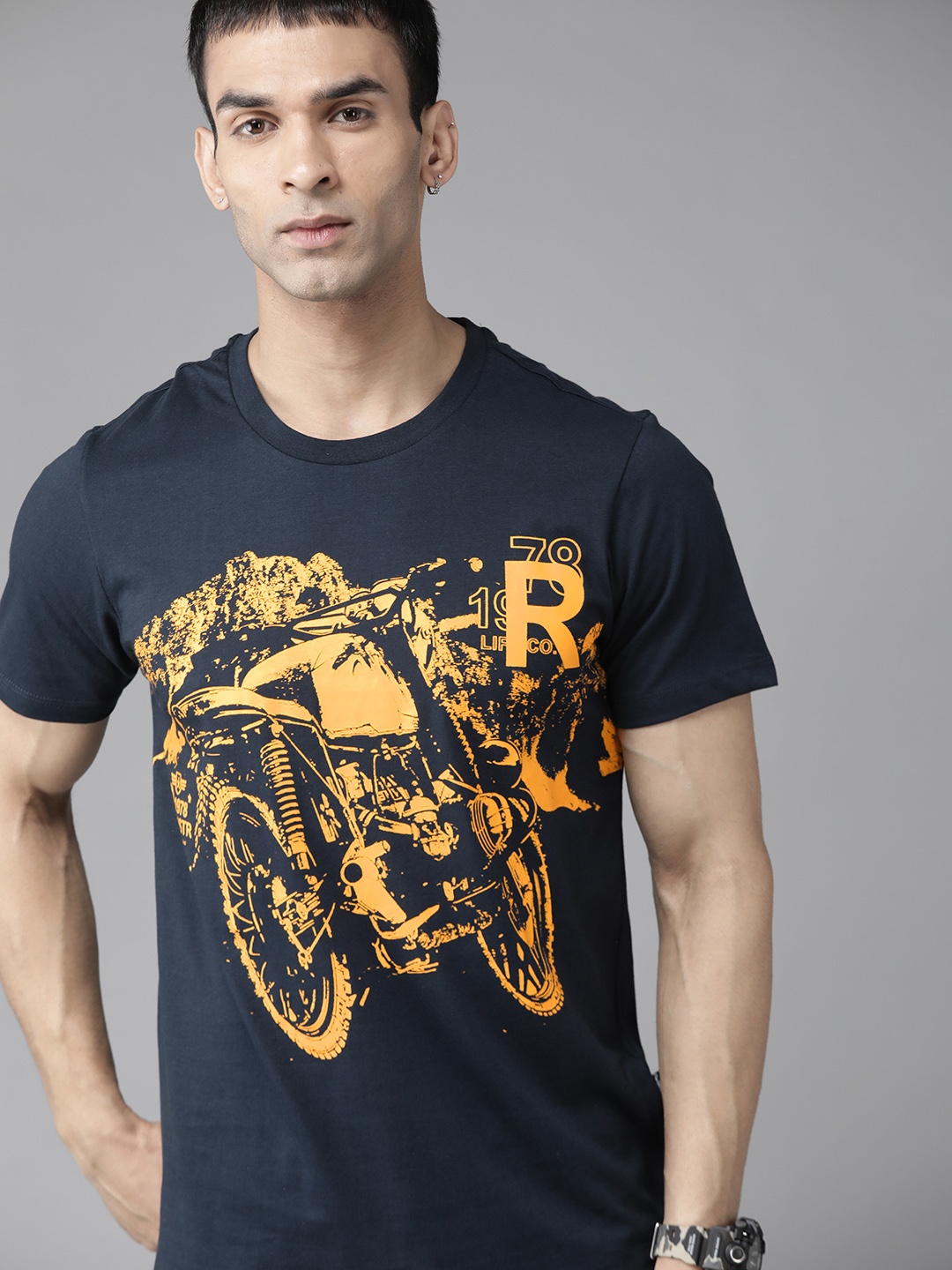 

The Roadster Lifestyle Co Men Navy Blue & Yellow Pure Cotton Biker Printed T-shirt