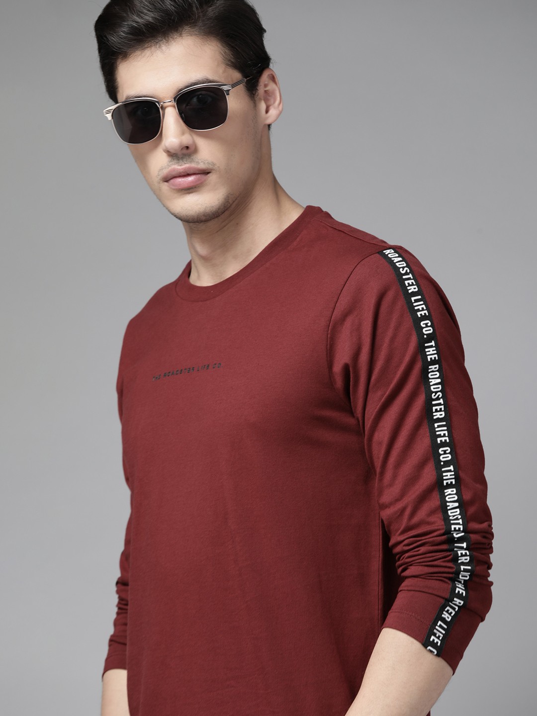 

The Roadster Lifestyle Co Men Maroon Brand Logo Pure Cotton T-shirt