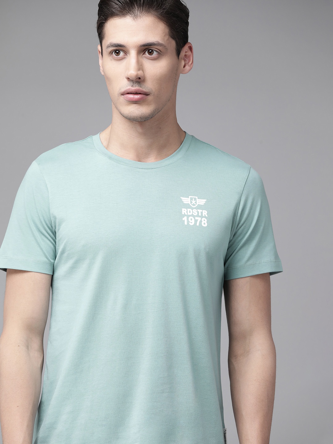 

The Roadster Lifestyle Co Men Blue Pure Cotton T-shirt With Brand Logo Detail