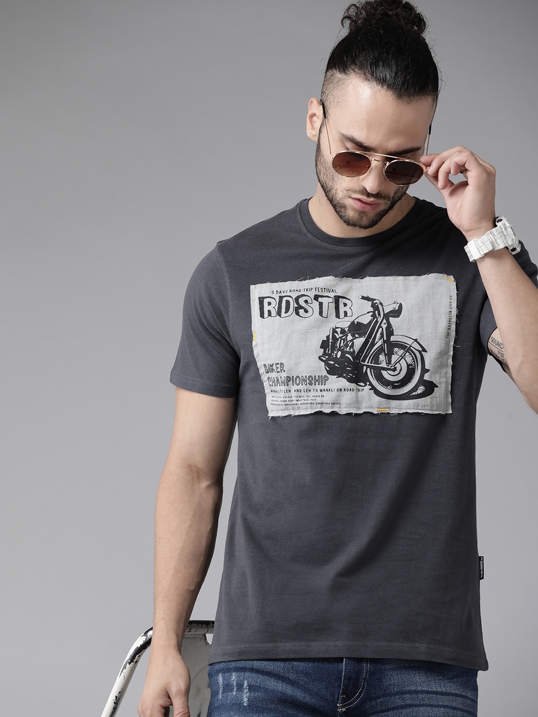 

Roadster Men Charcoal Grey Printed Pure Cotton Applique T-shirt