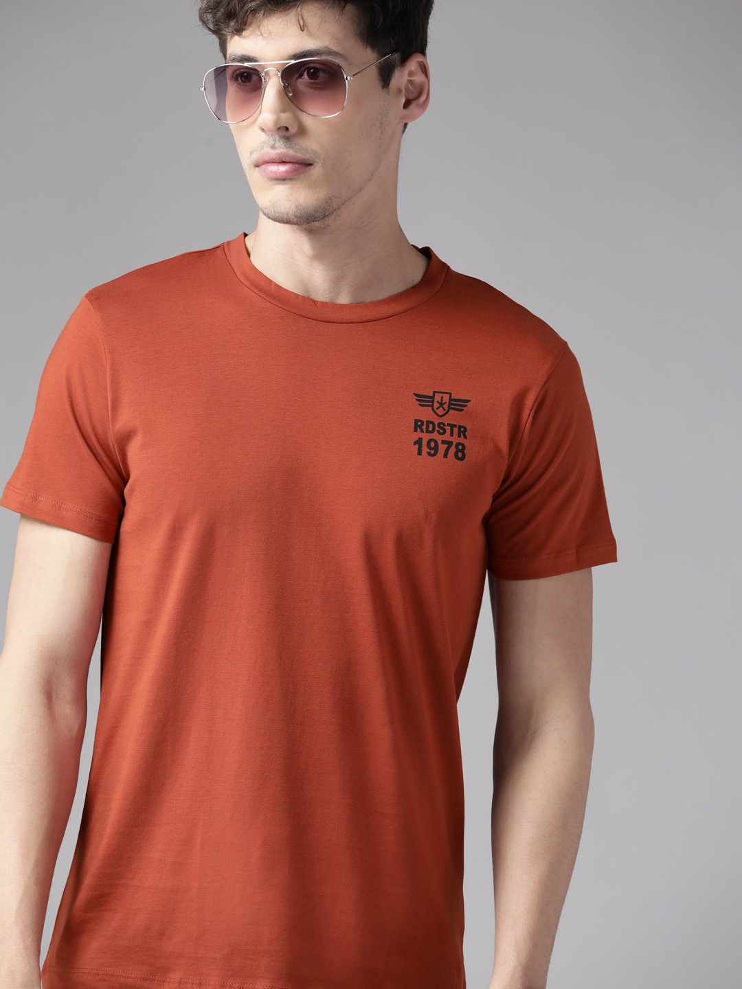 

The Roadster Lifestyle Co Men Rust Brown Pure Cotton Solid T-shirt