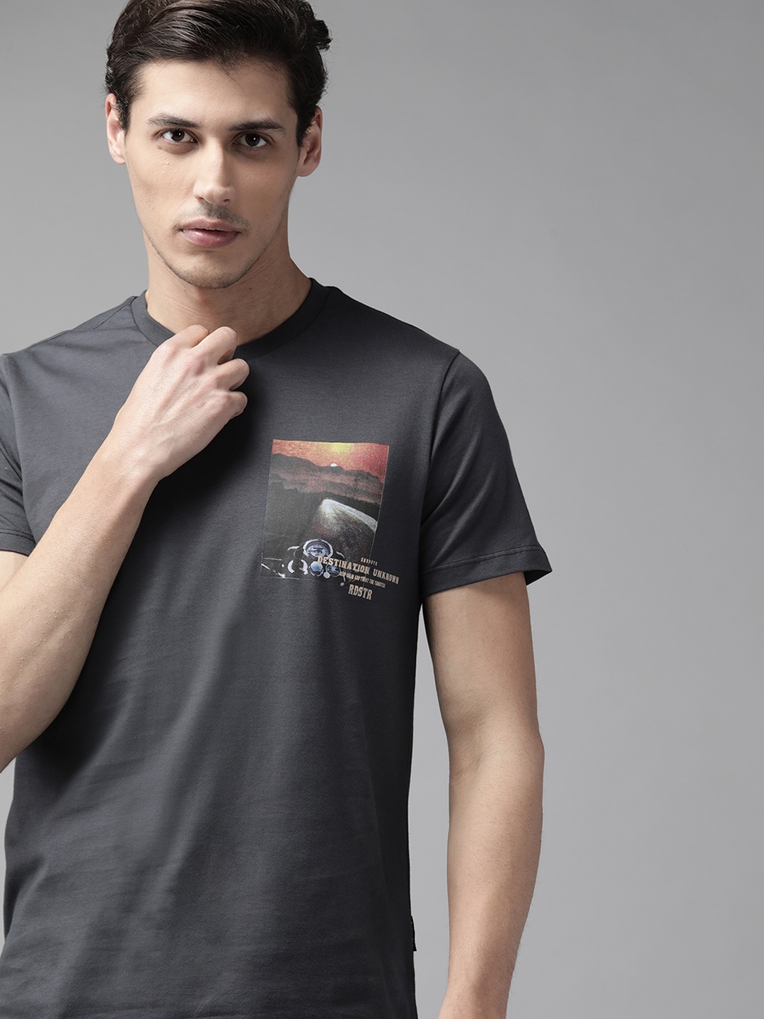 

The Roadster Lifestyle Co Men Charcoal Grey Printed Detail Pure Cotton T-shirt