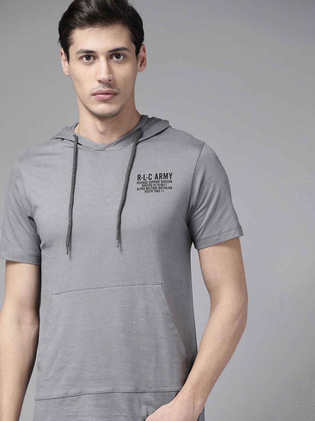 

The Roadster Lifestyle Co Men Grey Print Detail Pure Cotton T-shirt