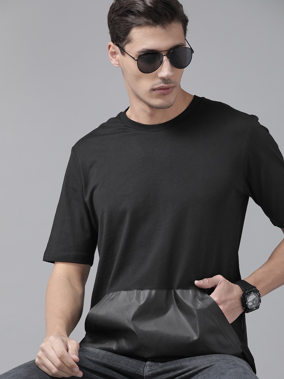 

The Roadster Lifestyle Co Men Black Kangaroo Pocket Pure Cotton Solid T-shirt