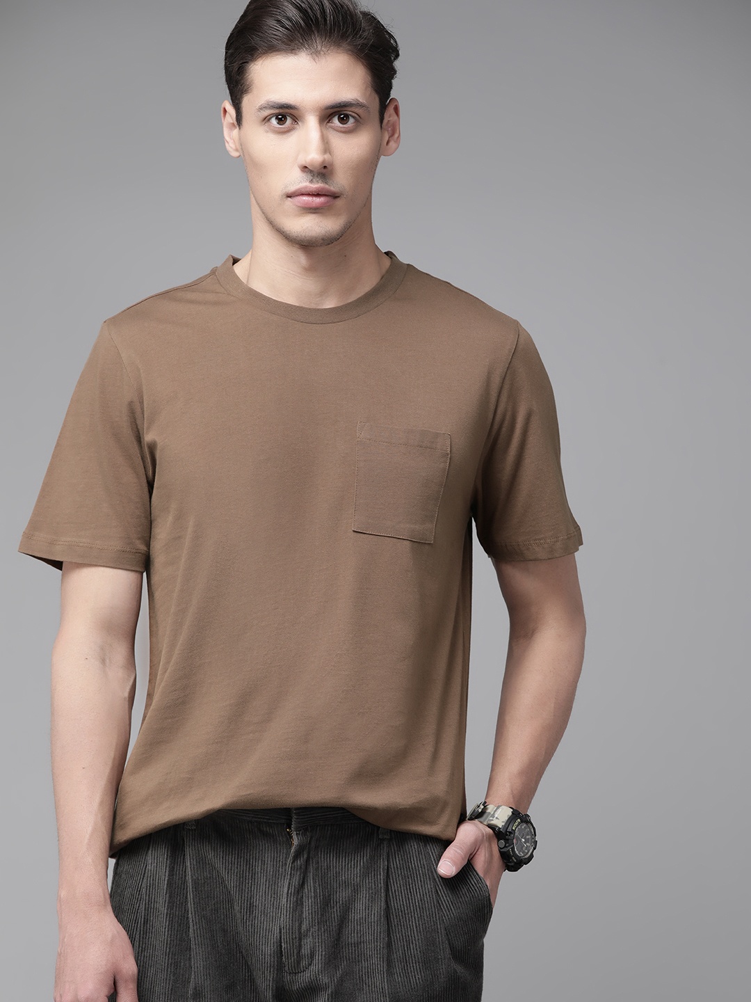 

Roadster Men Brown Pure Cotton Boxy Fit T-shirt With Pocket Detail