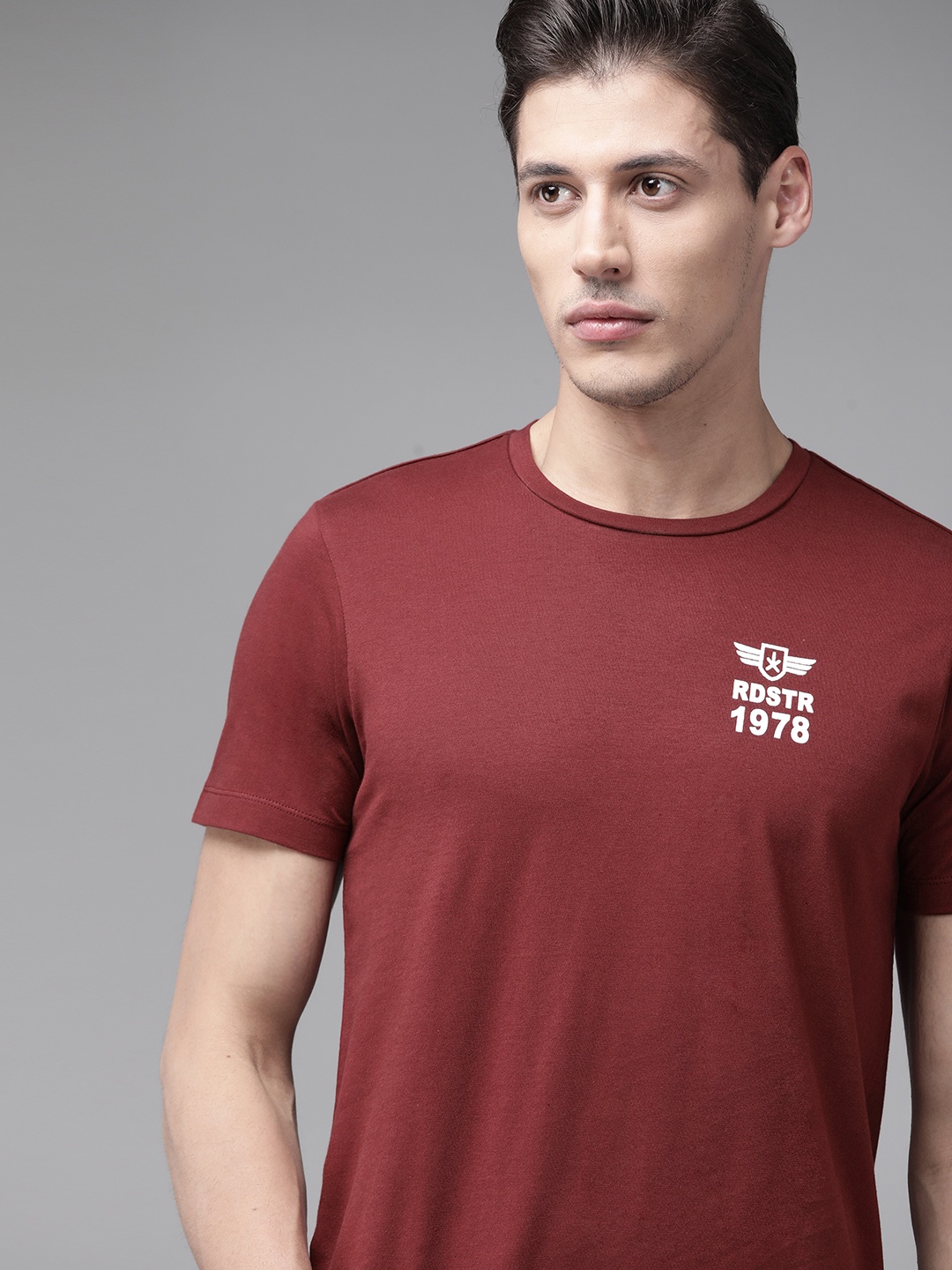 

The Roadster Lifestyle Co Men Maroon Pure Cotton T-shirt With Brand Logo Detail