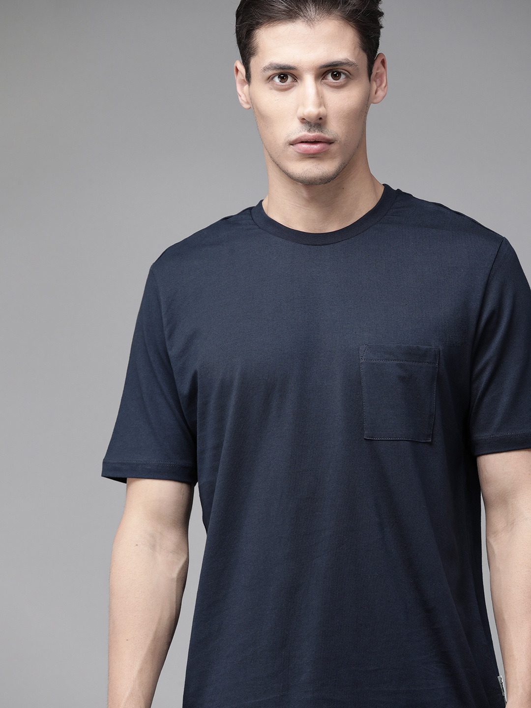 

The Roadster Lifestyle Co Men Navy Blue Pure Cotton Boxy Fit T-shirt With Pocket Detail