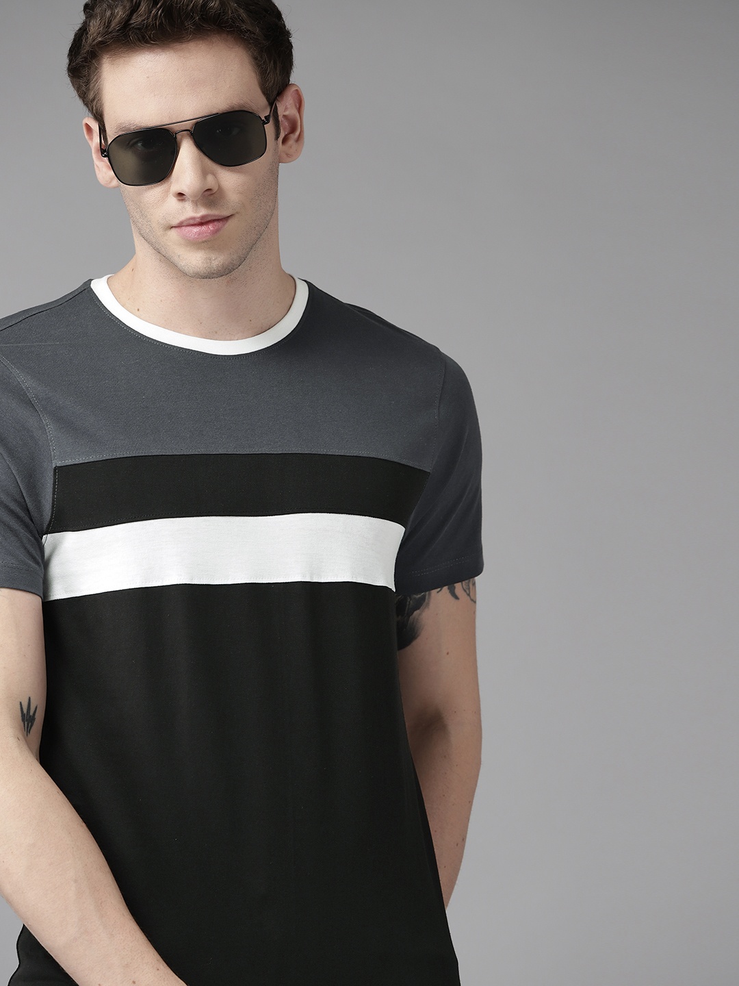 

Roadster Men Charcoal Grey & Black Colourblocked T-shirt