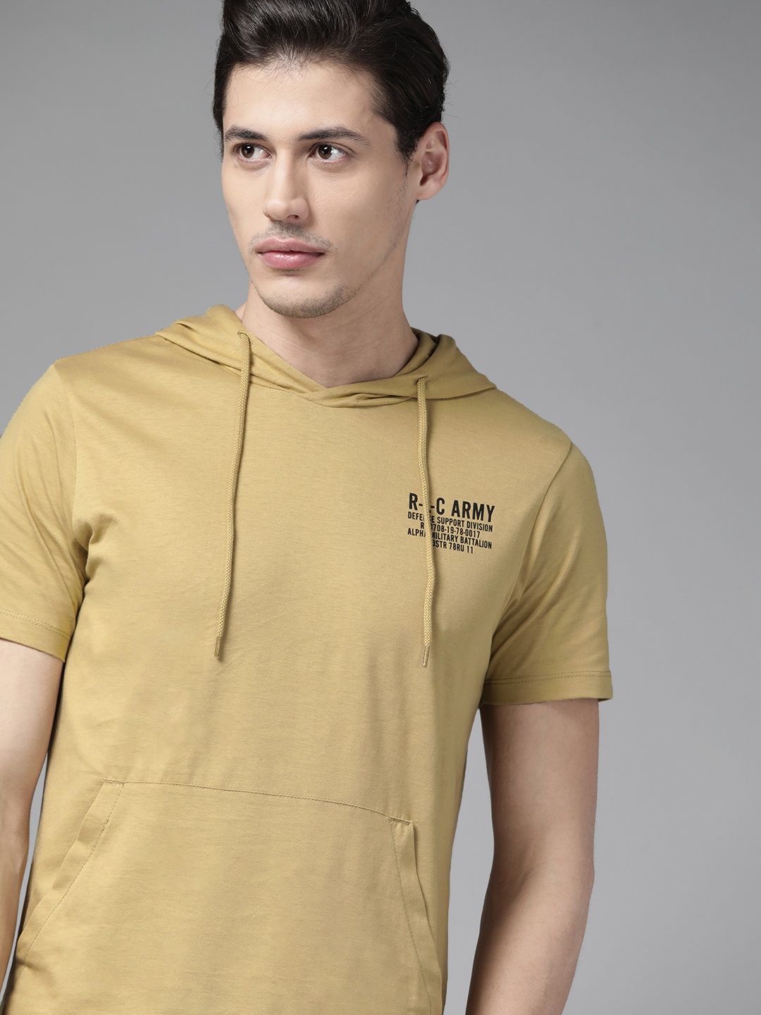 

The Roadster Lifestyle Co Men Khaki Print Detail Pure Cotton T-shirt