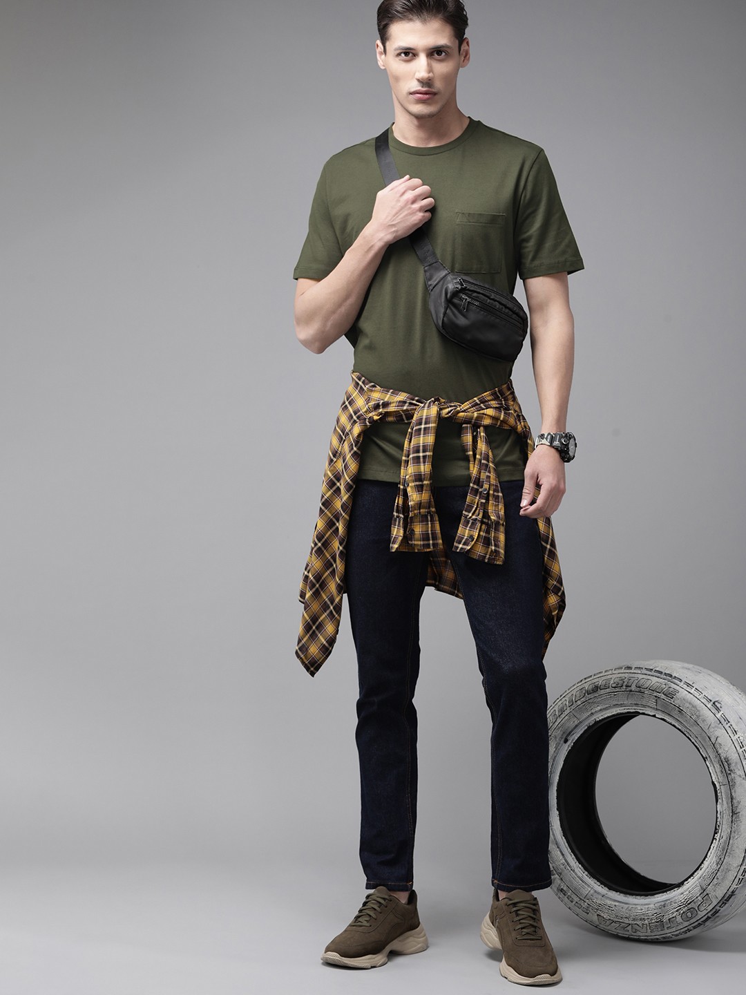 

The Roadster Lifestyle Co Men Olive Green Pure Cotton Boxy Fit T-shirt With Pocket Detail