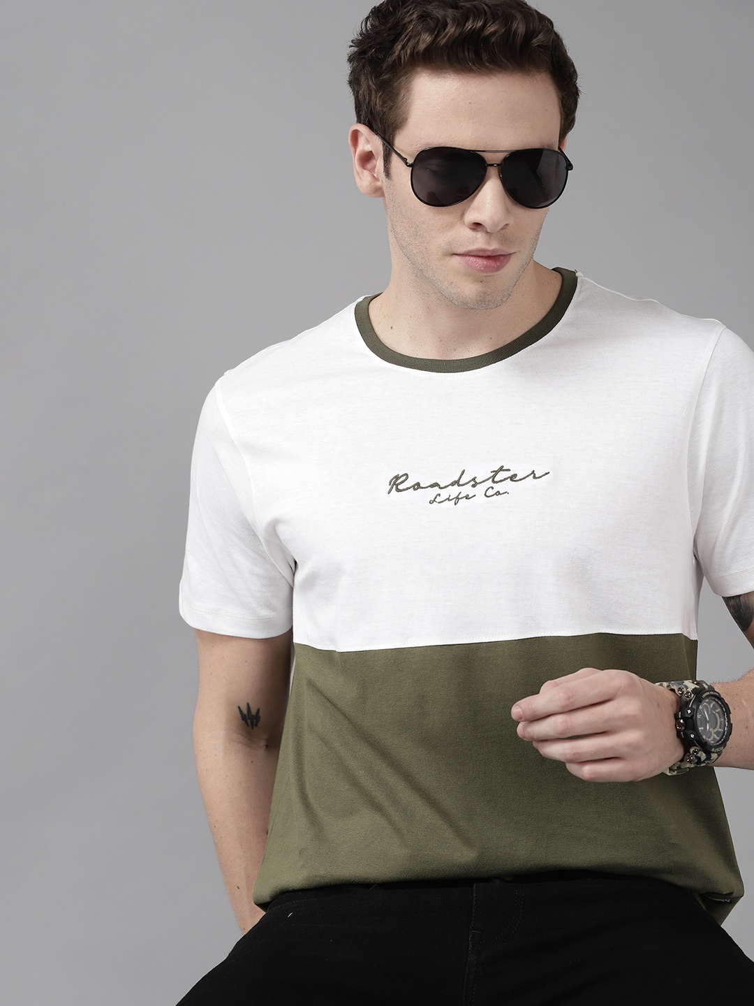 

Roadster Men Olive Green & White Pure Cotton Brand Logo Colourblocked T-shirt