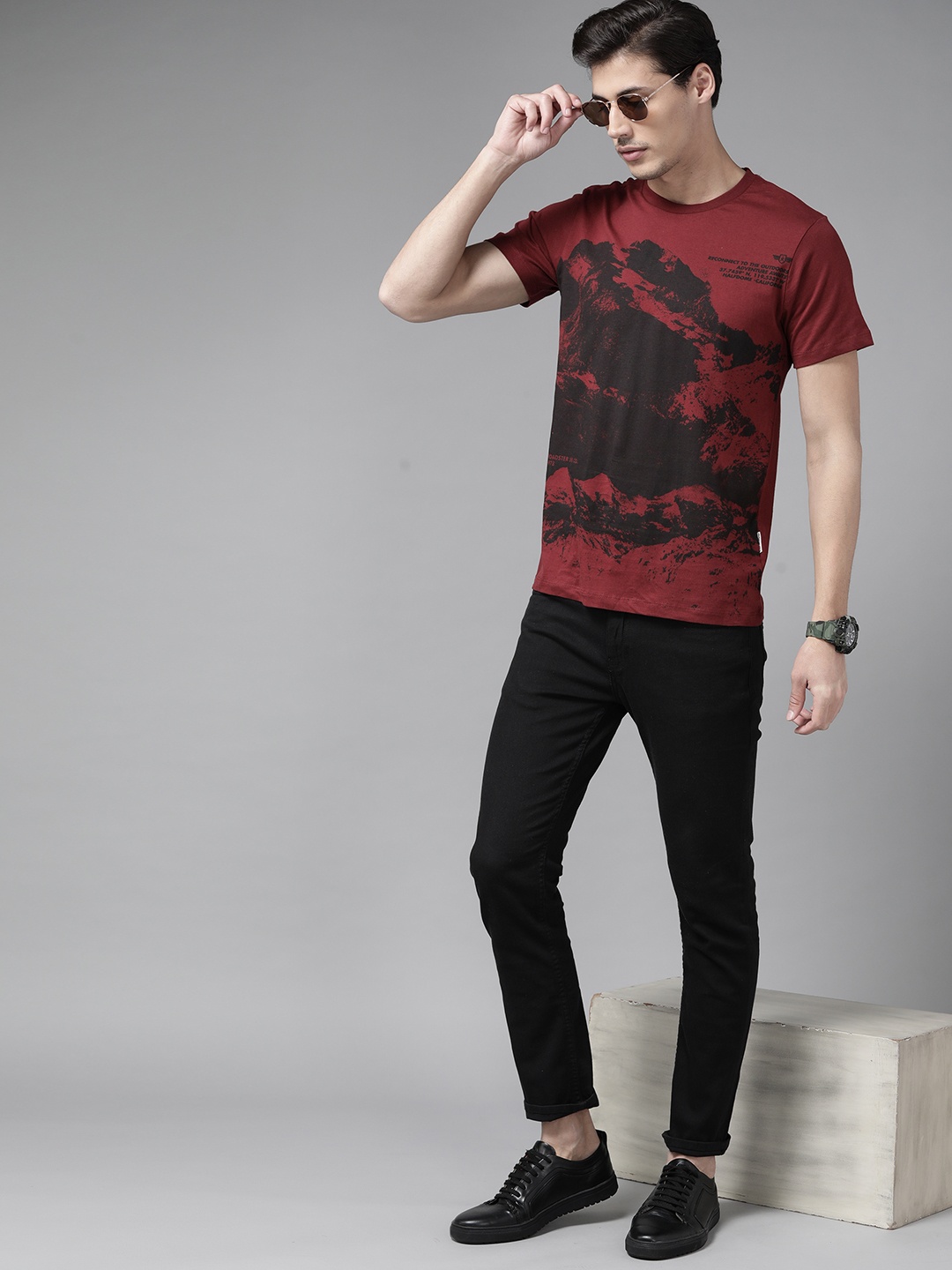 

The Roadster Lifestyle Co Men Maroon & Black Printed Pure Cotton T-shirt