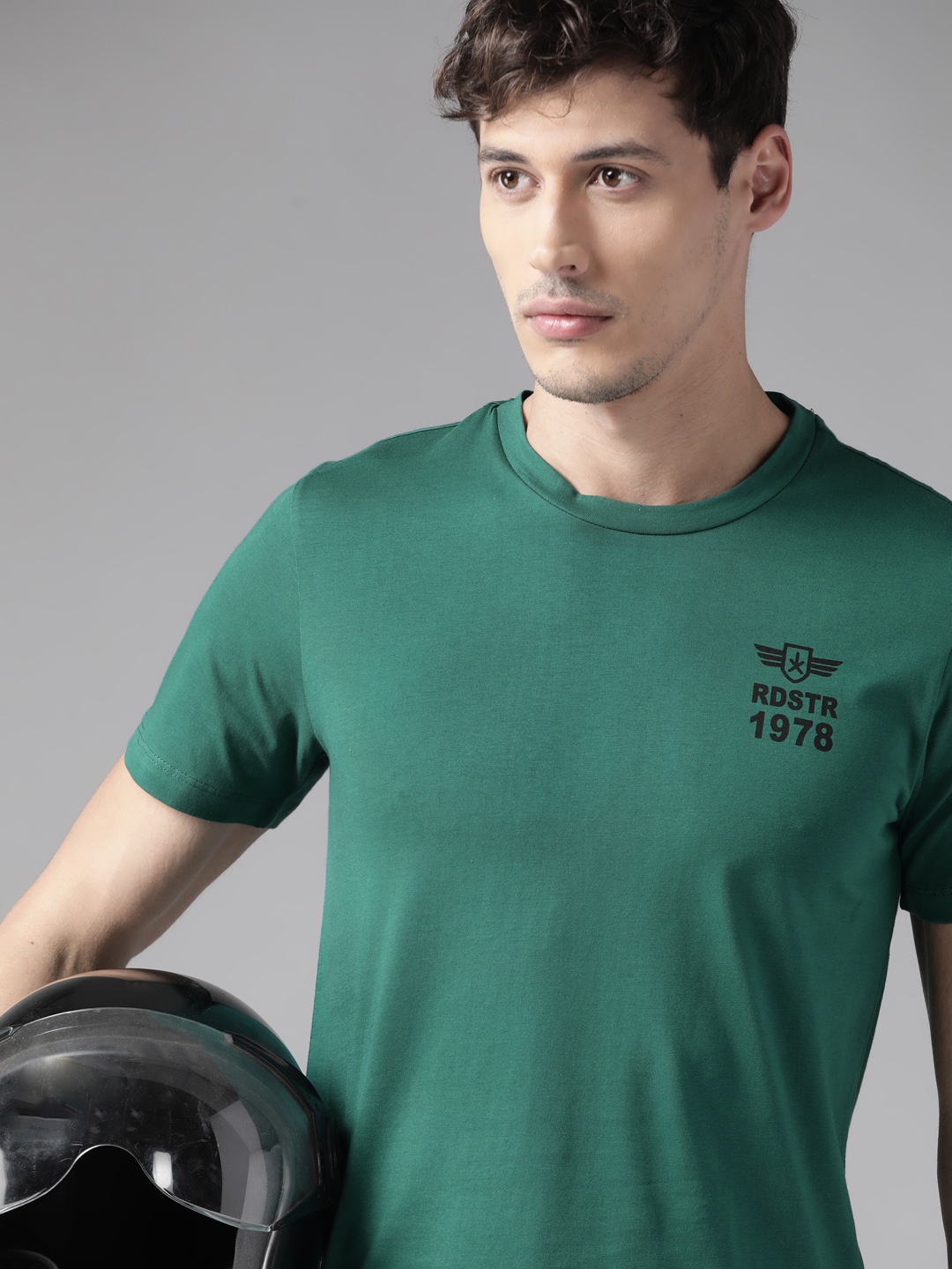 

The Roadster Lifestyle Co Men Green Pure Cotton Solid T-shirt