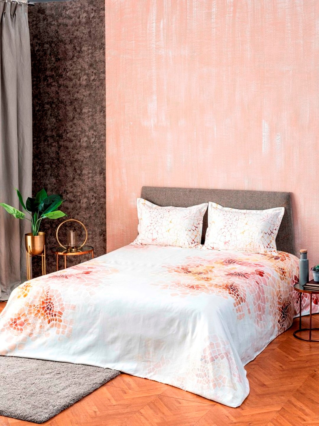 

DDecor White & Red 120 TC Cotton Printed Double King Bed Cover With 2 Pillow Covers