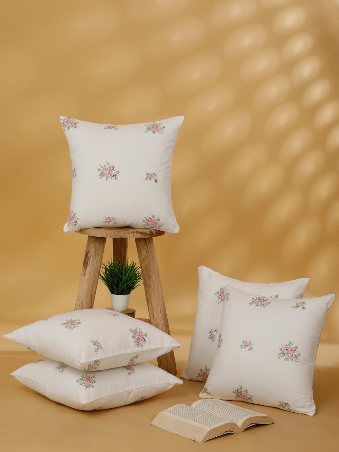 

ROSARA HOME White Set of 5 Abstract Square Cushion Covers