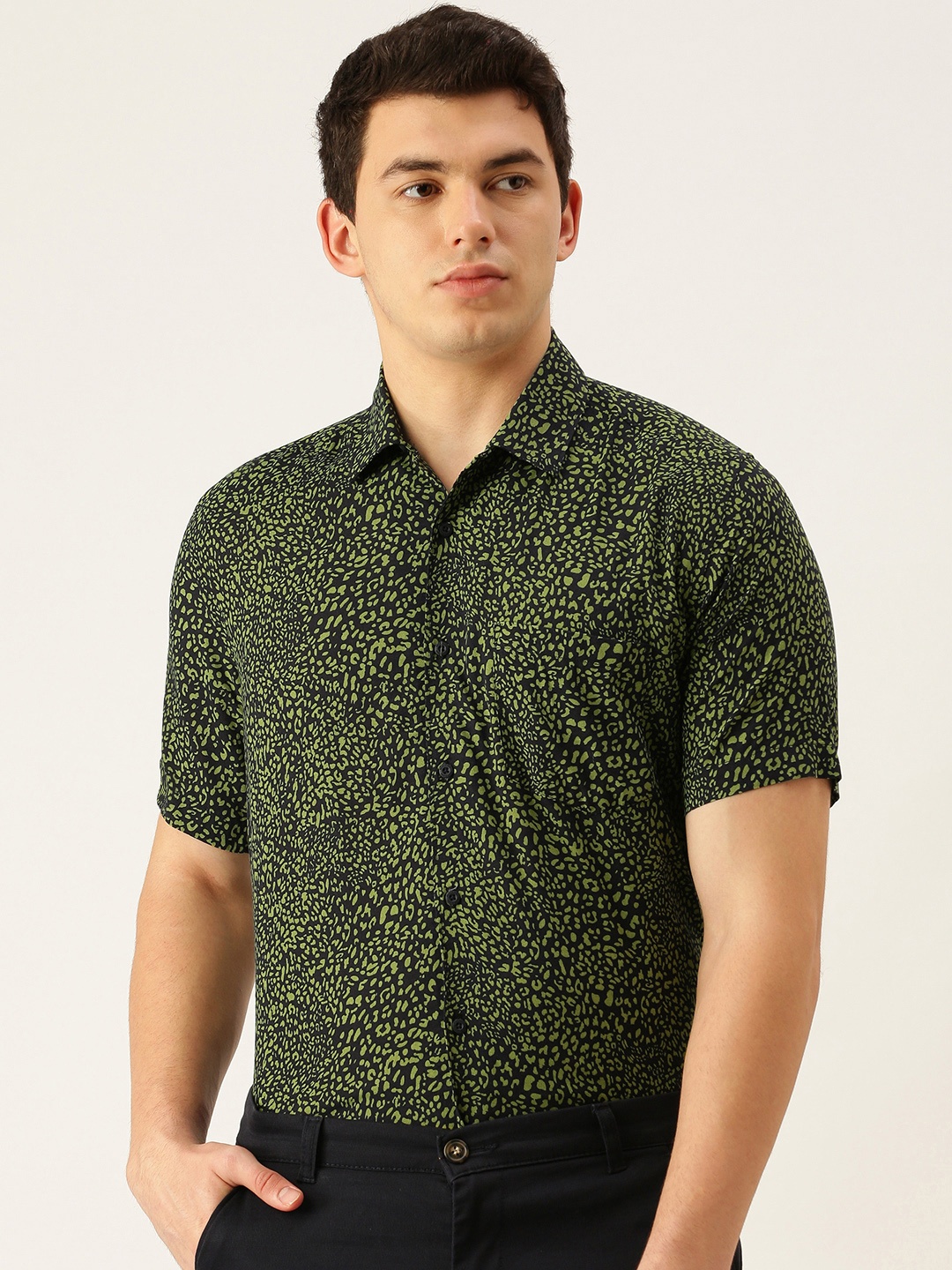 

Bene Kleed Men Green Slim Fit Printed Anti Bacterial Finish Casual Shirt