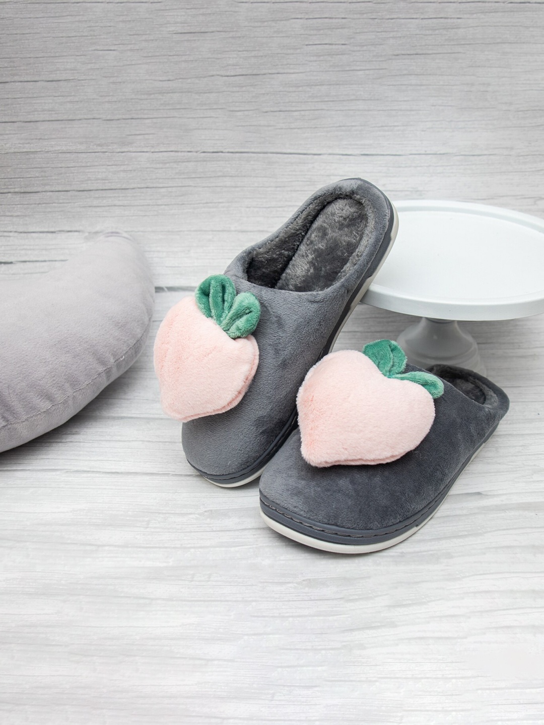 

Brauch Women Grey & Pink Embellished Room Slippers
