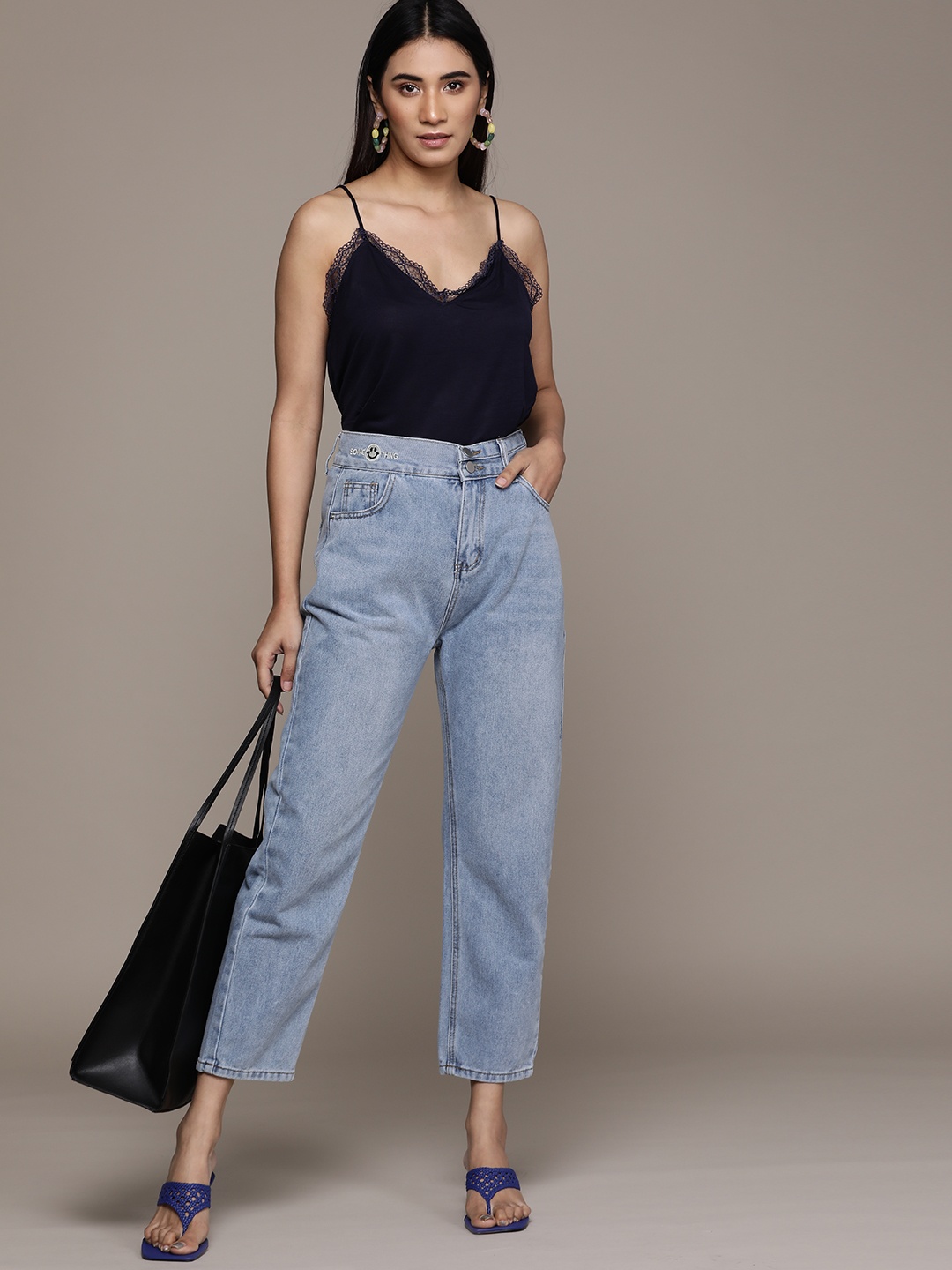 

URBANIC Women Blue Light Fade Straight Fit Jeans