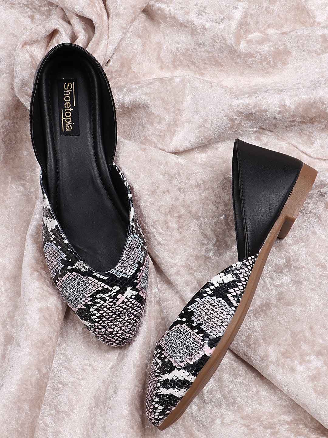 

Shoetopia Girls Black Printed Ballerinas Flats