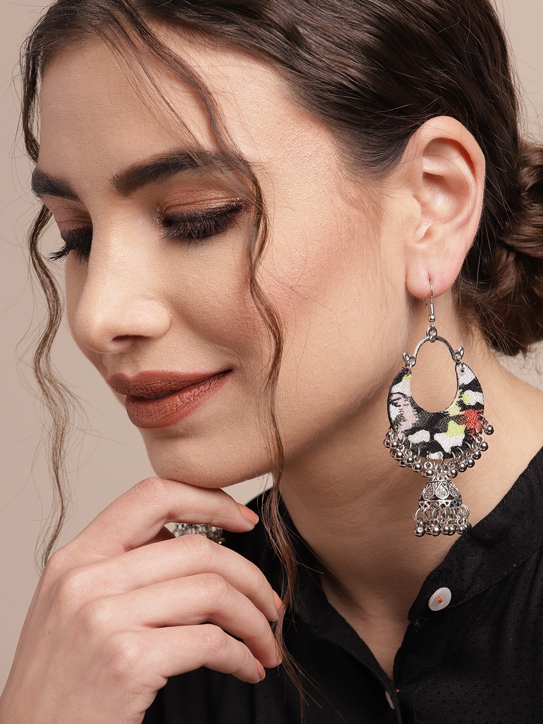

Sangria Black & White Crescent Shaped Chandbalis Earrings