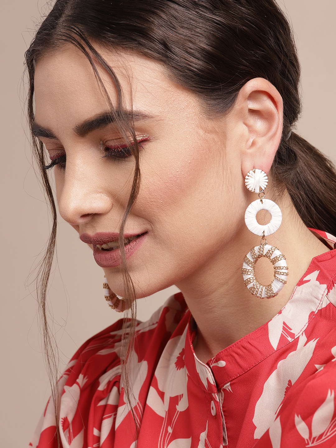 

Sangria White & Gold-Toned Circular Link Detail Drop Earrings