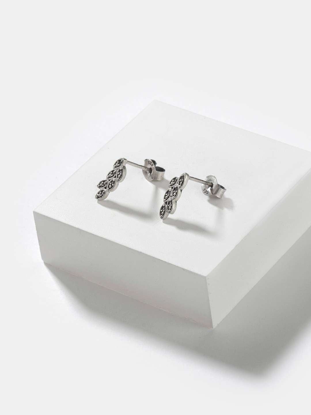 

SHAYA 925 Silver Leaf Shaped Studs Earrings