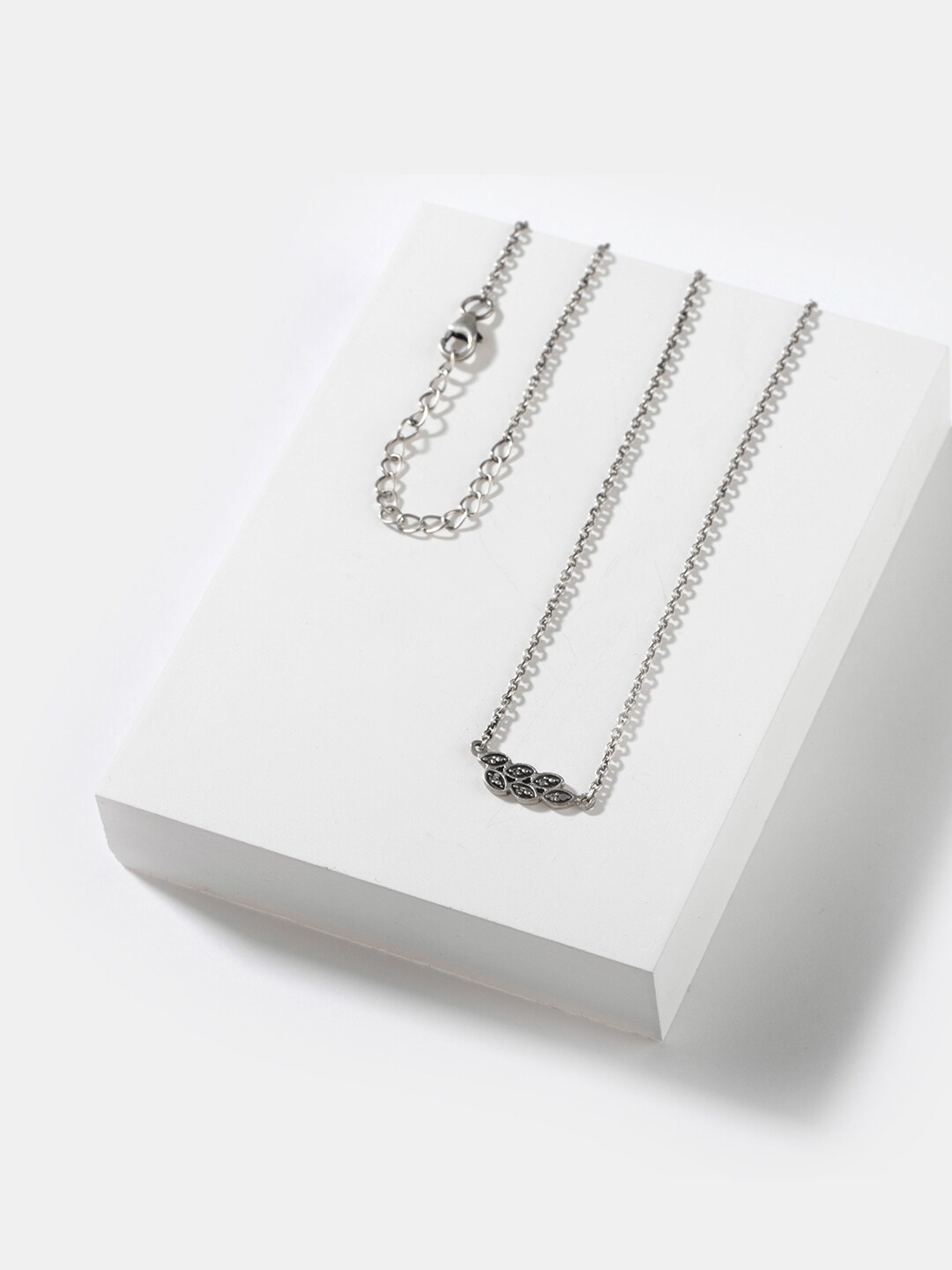 

SHAYA 925 Silver Leaf Pendant Necklace