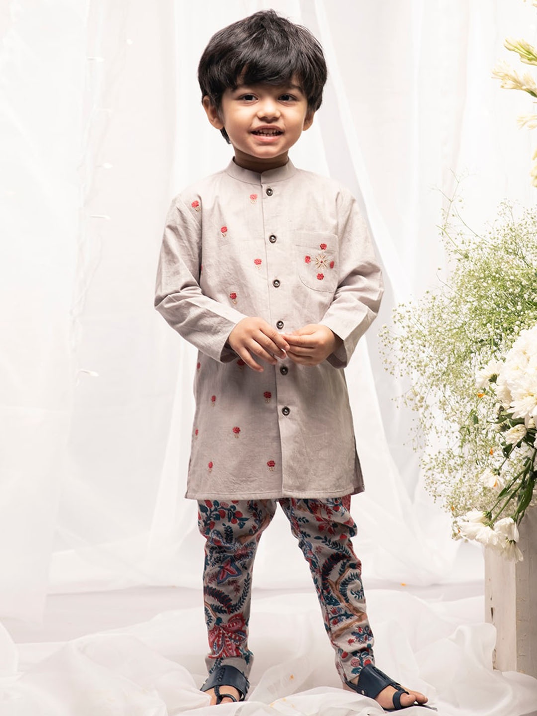 

Tiber Taber Boys Grey Floral Embroidered Regular Thread Work Pure Cotton Kurta with Salwar