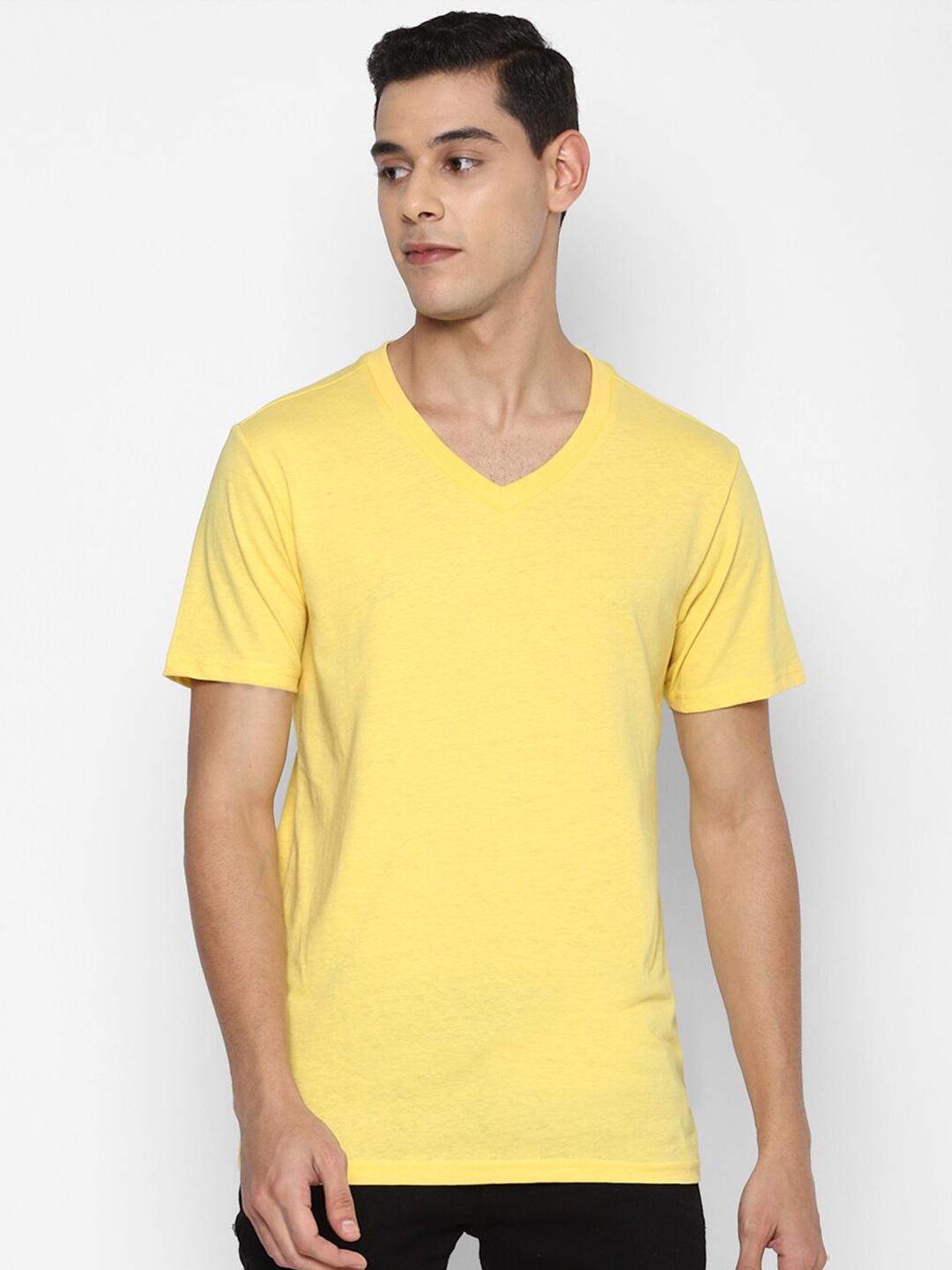 

FOREVER 21 Men Yellow V-Neck Solid T-shirt