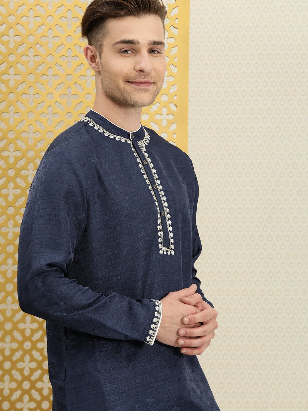 

House of Pataudi Men Blue & White Floral Embroidered Thread Work Jashn Kurta