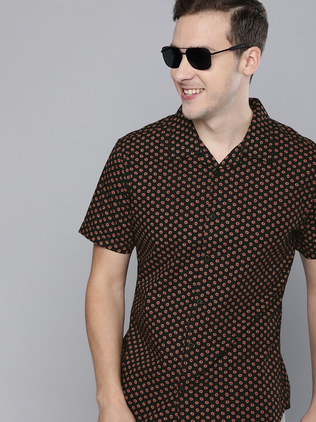 

HERE&NOW Men Black Slim Fit Floral Printed Pure Cotton Casual Shirt