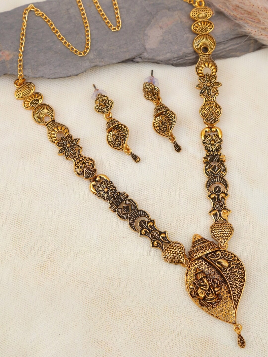 

Crunchy Fashion Enamelled Gold-Plated Conch Shell Pendant Jewellery Set