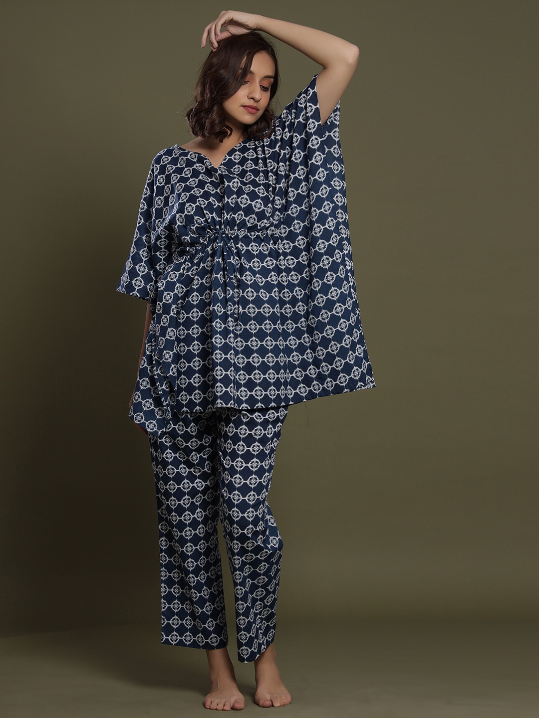 

JISORA Women Blue & White Printed Pure Cotton Kaftan Night suit