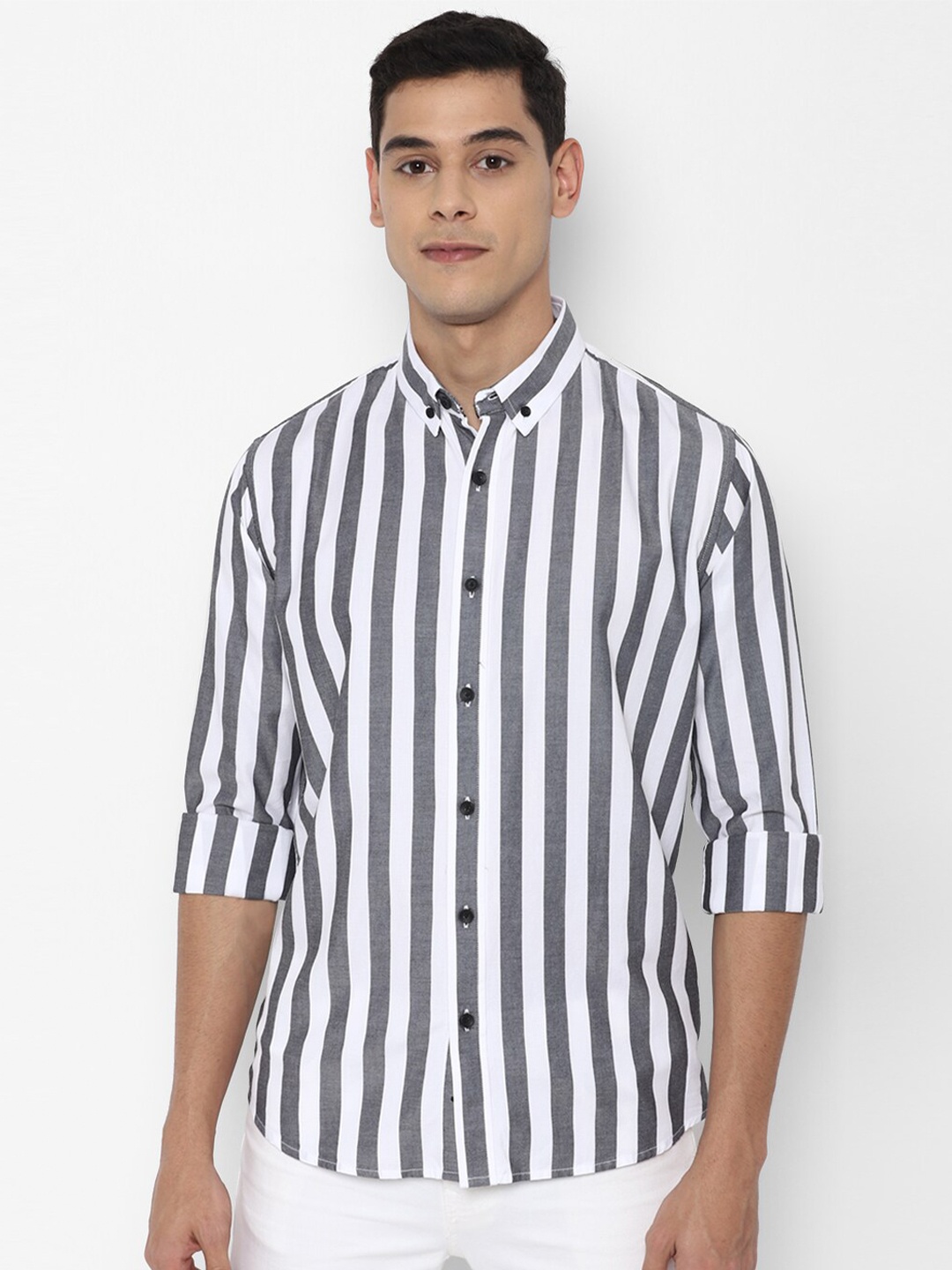 

FOREVER 21 Men Black & White Classic Fit Opaque Striped Pure Cotton Casual Shirt