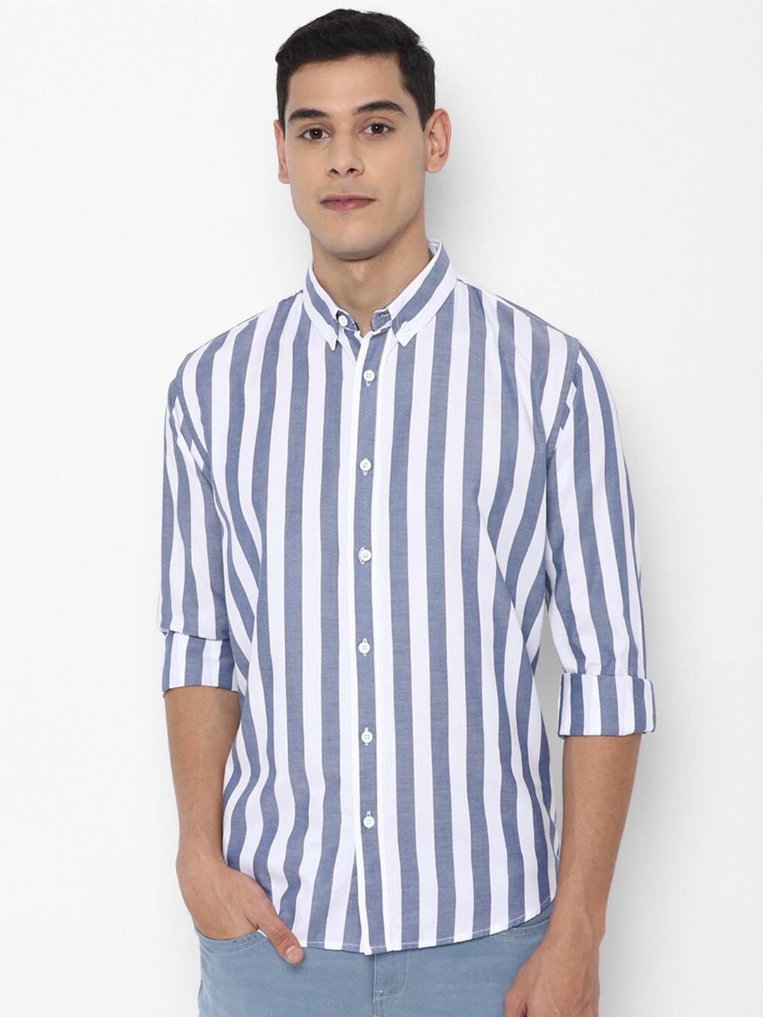 

FOREVER 21 Men Blue & White Slim Fit Opaque Striped Pure Cotton Casual Shirt