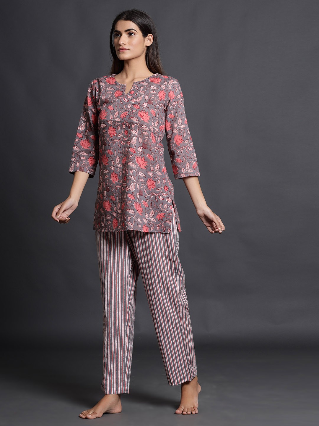 

JISORA Women Grey & Peach-Coloured Pure Cotton Printed Night suit