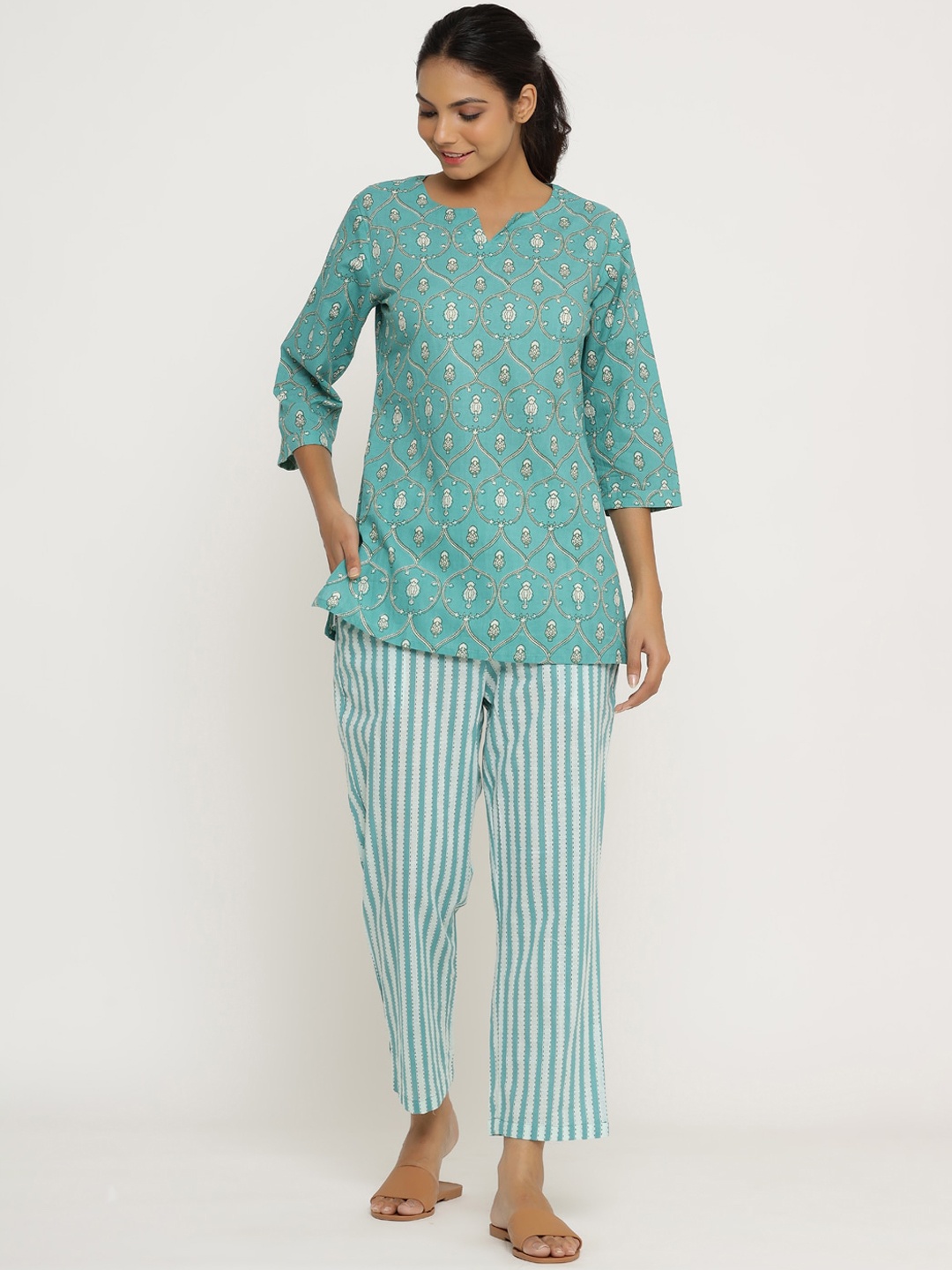 

JISORA Women Blue & White Printed Pure Cotton Night suit