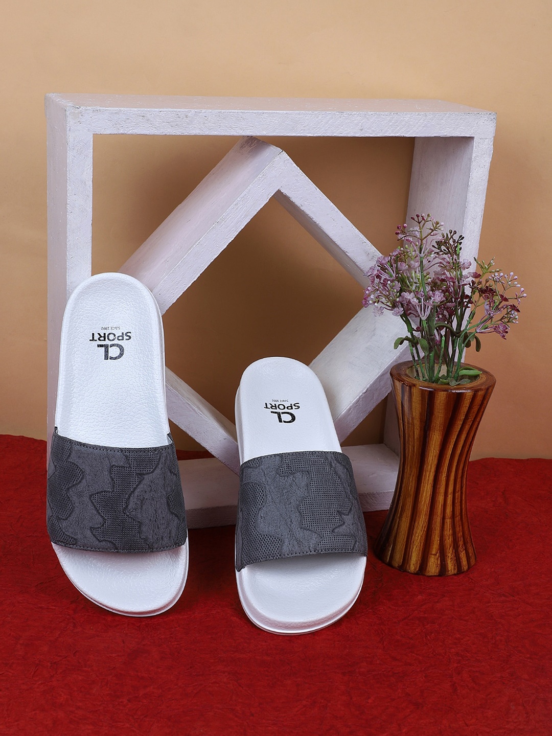 

Carlton London sports Women White & Grey Sliders