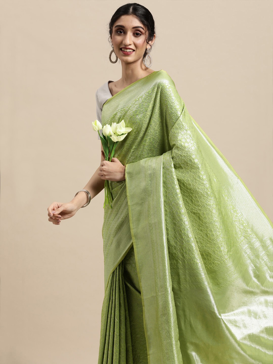

VASTRANAND Green & Silver-Toned Woven Design Zari Silk Blend Kanjeevaram Saree