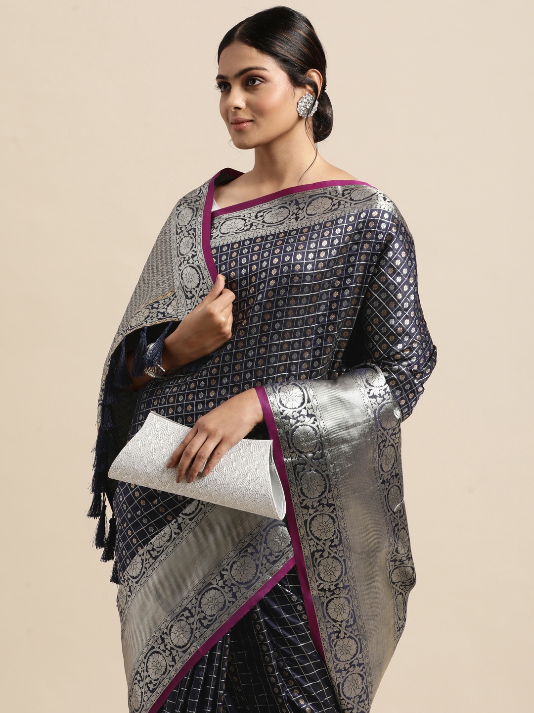 

VASTRANAND Navy Blue & Silver-Toned Zari Silk Blend Banarasi Saree