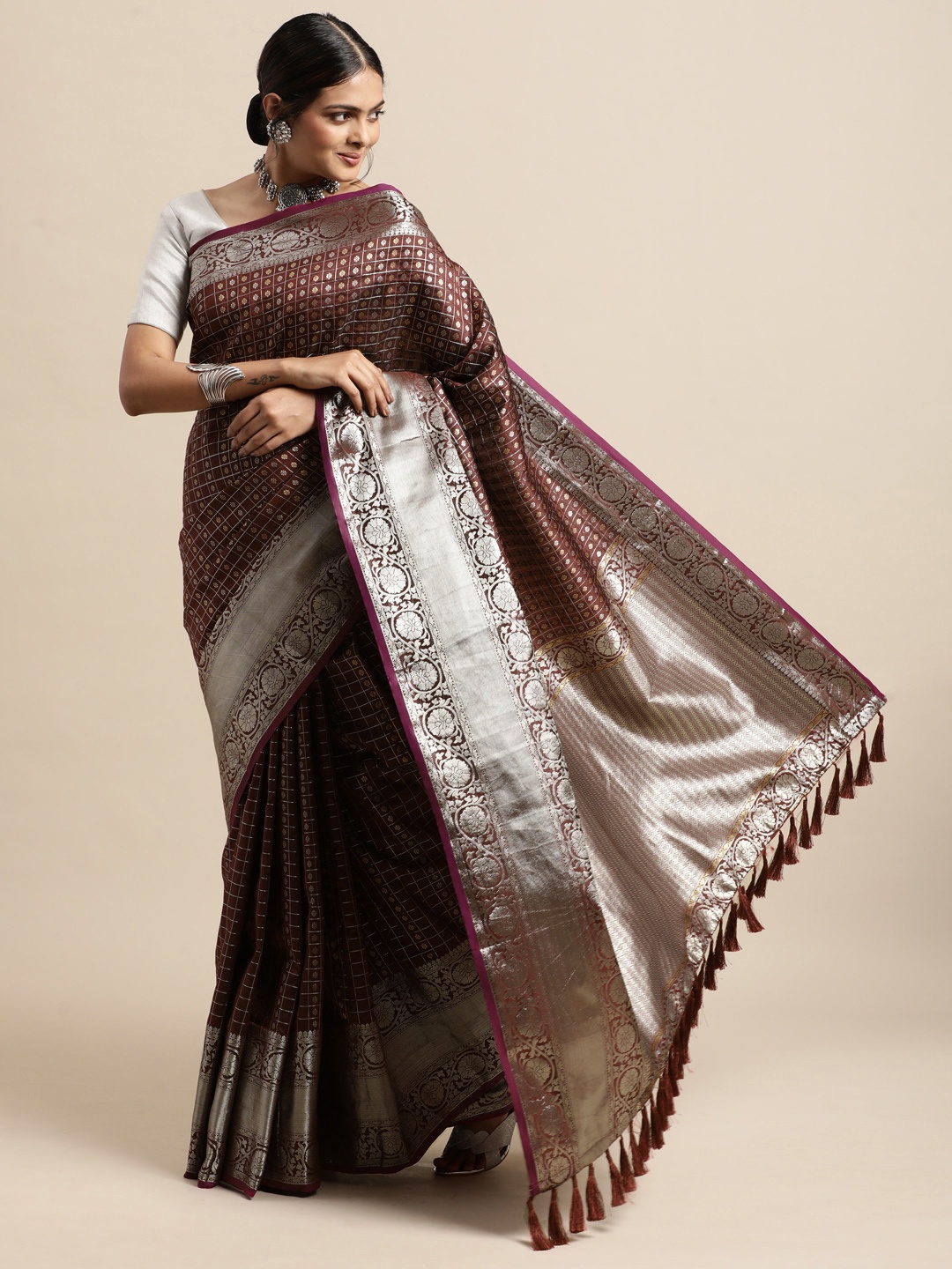 

VASTRANAND Brown & Silver-Toned Zari Silk Blend Banarasi Saree