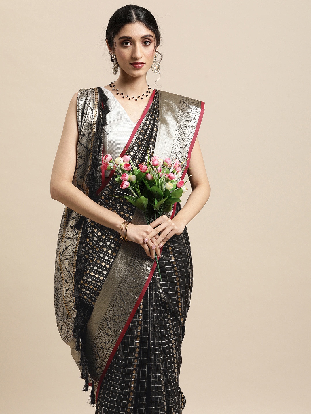 

VASTRANAND Black & Silver-Toned Zari Silk Blend Banarasi Saree