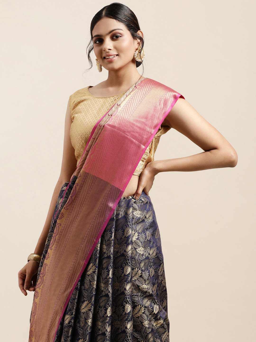 

VASTRANAND Navy Blue & Gold-Toned Woven Design Zari Silk Blend Kanjeevaram Saree