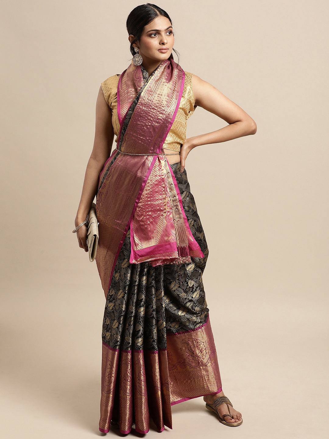 

VASTRANAND Black & Gold-Toned Woven Design Zari Silk Blend Kanjeevaram Saree