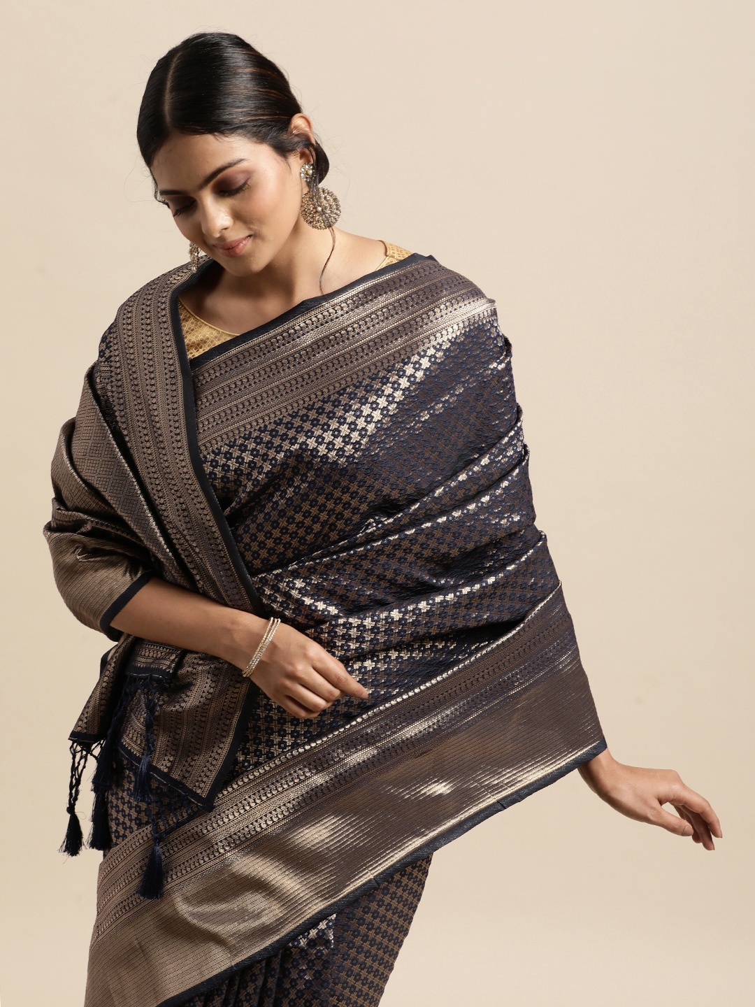 

VASTRANAND Navy Blue & Gold-Toned Woven Design Zari Silk Blend Kanjeevaram Saree