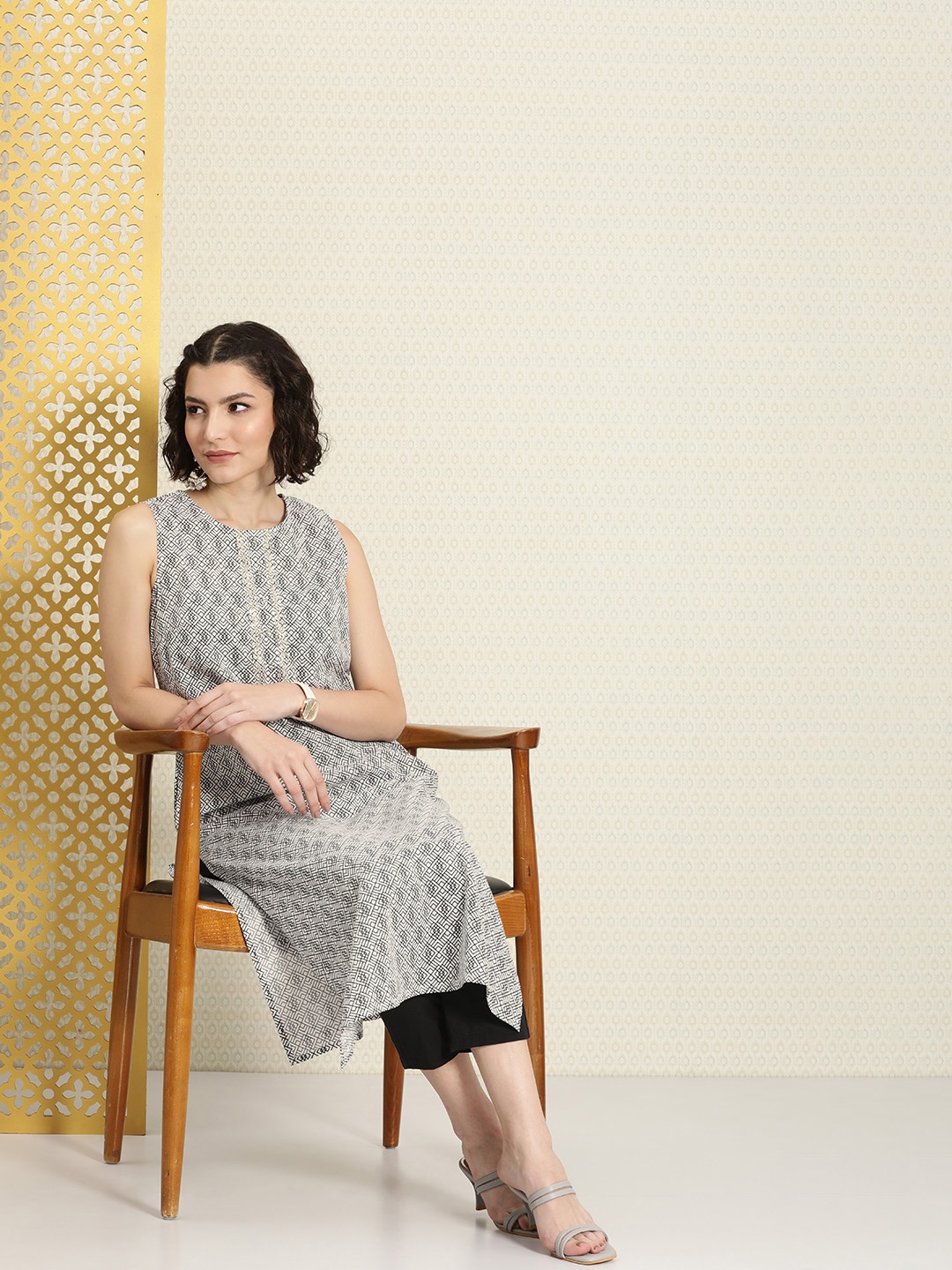 

House of Pataudi Women Black & White Geometric Printed Thread Work Kurta