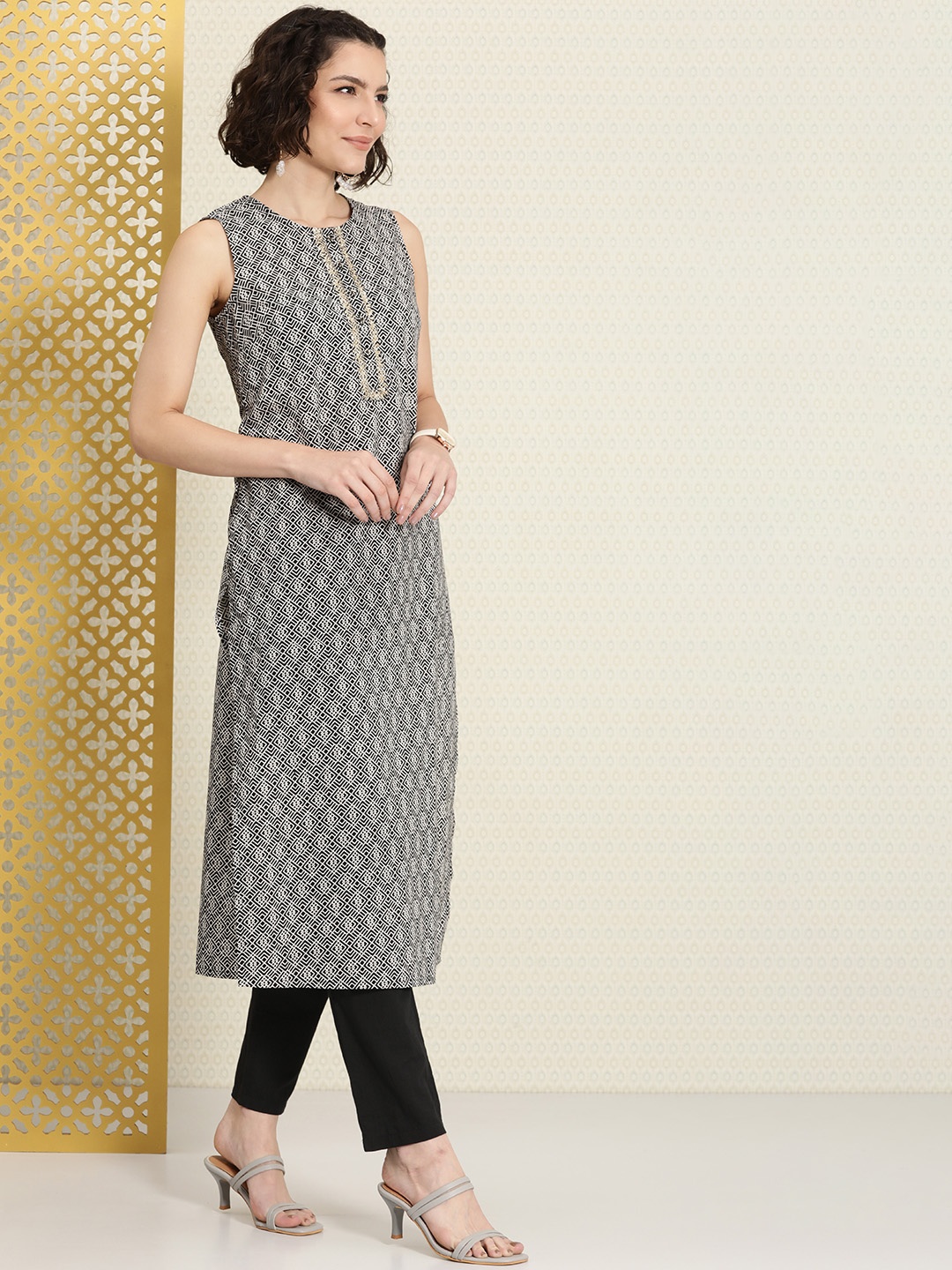 

House of Pataudi Women Black & White Geometric Printed Thread Work Kurta