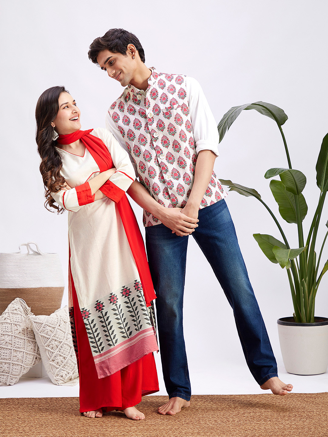 

VASTRAMAY Men White & Red Floral Printed Slim-Fit Satin Nehru Jacket
