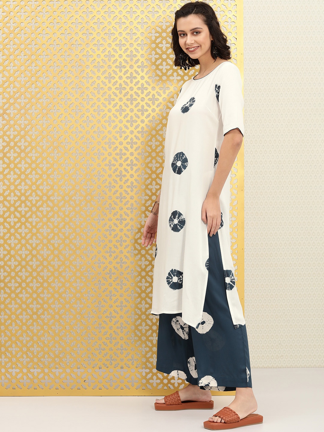 

Ode by House of Pataudi Women White Geometric Printed Rozana Straight Kurta with Palazzos